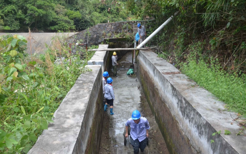 履行社会职责，不负使命担当 &mdash;&mdash;保亭发电公司开展南改二级电站渠道抢修维护工作