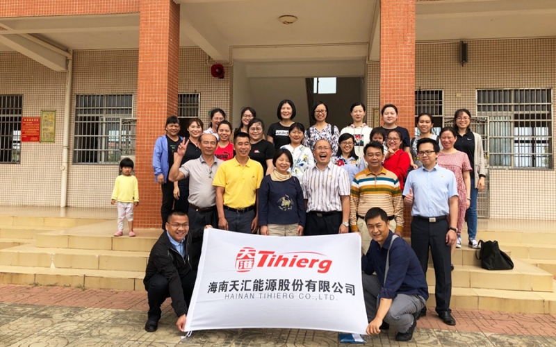 2019年三八节，向明月小学捐赠了书本