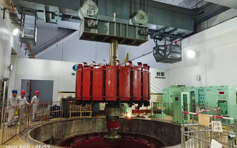 党旗护航4号机组转子顺利出吊机坑