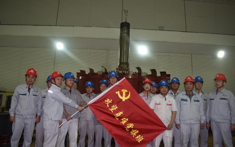 党旗飘扬在一线 攻坚克难勇担当 &mdash;&mdash;海控能源牛路岭分公司举行&ldquo;攻坚克难党旗班&rdquo;授旗仪式