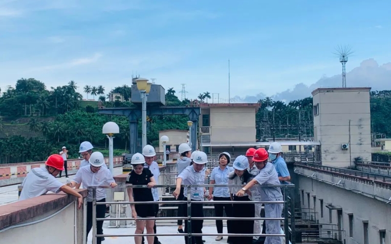 海南控股赴海控能源牛路岭水电站开展汛期安全生产检查工作